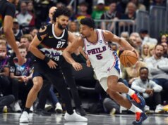 Nuggets marca 72 pontos no primeiro tempo e derrota 76ers com poucos jogadores