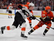 Os Flyers se esforçam para se manter confortáveis na estrada no confronto contra os Kings