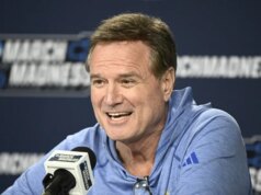 O técnico do Kansas, Invoice Self, levará tempo para avaliar o futuro