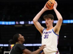 Olivier Rioux, de 2,10 metros de altura, da Flórida, entra no portal de transferências