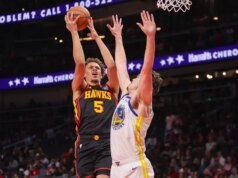 Hawks enterra Warriors no segundo tempo e passa para a posição de playoff