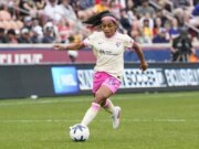 O primeiro gol profissional de Lia Godfrey levanta Wave sobre Royals