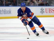 Em meio à disputa acirrada dos playoffs do Leste, Isles enfrenta a reconstrução dos Blackhawks