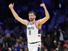 UConn recorre ao veterano Alex Karaban, derrota a UCLA para chegar ao Candy 16