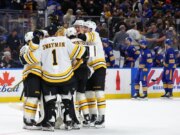 Bruins rali em 3º, derruba Sabres no OT para uma vitória essential