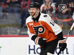 Flyers mantêm vivas as esperanças dos playoffs, derrotando Blackhawks