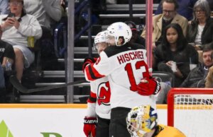 O desvio tardio de Nico Hischier levanta Devils sobre Predators