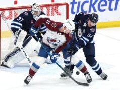 Avs vence Jets enquanto o líder de gols da NHL, Nathan MacKinon, marca par