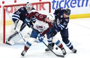 Avs vence Jets enquanto o líder de gols da NHL, Nathan MacKinon, marca par