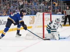 Blues afundam Sharks em OT e se aproximam do wild card do Oeste