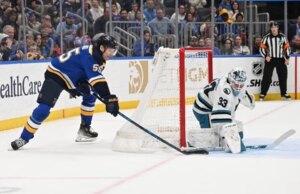 Blues afundam Sharks em OT e se aproximam do wild card do Oeste