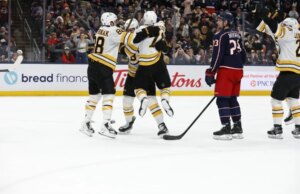Resumo da NHL: perdendo por 3 a 0 em terceiro, Boston vence Columbus no SO