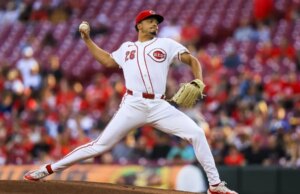 Chase Burns obtém a primeira vitória na grande liga enquanto os Reds derrotam os Pirates