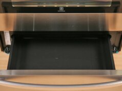 A verdadeira razão pela qual seu forno tem uma gaveta inferior (não é o que você pensa)