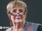 Dame Jenni Murray, ex-apresentadora do Lady’s Hour da BBC, morre aos 75 anos