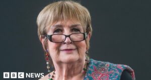 Dame Jenni Murray, ex-apresentadora do Lady’s Hour da BBC, morre aos 75 anos