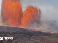Fragmentos vulcânicos chovem enquanto o vulcão Kilauea, no Havaí, entra em erupção