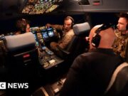 Dentro da cabine do avião-tanque da RAF durante missão defensiva contra drones iranianos