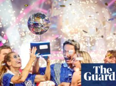 Karen Carney e Carlos Gu ganham a coroa do Strictly enquanto Tess Daly e Claudia Winkleman são eliminadas