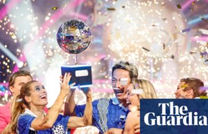 Karen Carney e Carlos Gu ganham a coroa do Strictly enquanto Tess Daly e Claudia Winkleman são eliminadas