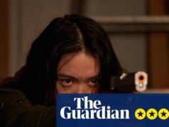 Crítica de Ghost Killer – fantástico golpe de caratê e tiroteio em comédia de ação sobrenatural