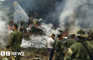 Avião da Força Aérea Colombiana cai com 125 pessoas a bordo