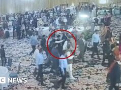 Vídeo mostra momento em que tiro à queima-roupa erra político indiano