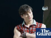 Lewis Cope relembra: ‘Nunca sofri bullying por usar um vestido. Meus irmãos praticavam boxe!’