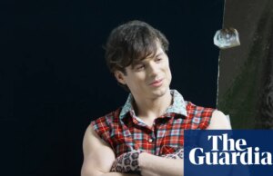 Lewis Cope relembra: ‘Nunca sofri bullying por usar um vestido. Meus irmãos praticavam boxe!’