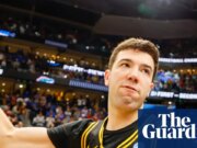 O número 9 de Iowa choca os atuais campeões da Flórida nos segundos finais para selar a virada do March Insanity