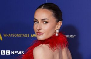 A estrela do Strictly Amber Davies faz uma pausa no musical Legalmente Loira