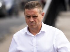 O ex-ator do Burning de Londres, John Alford, morre na prisão