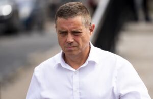 O ex-ator do Burning de Londres, John Alford, morre na prisão