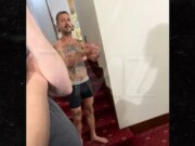 Shia LaBeouf de cueca no saguão de um resort italiano, implorando por luz