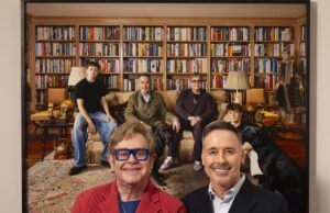 O parceiro de Sir Elton John, David Furnish, diz que o ícone da música é ‘ótimo’ e ‘continua lutando’ enquanto publica atualizações de saúde