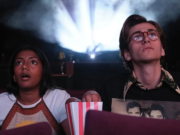 "Como namorar Billy Walsh" Charithra Chandran e Sebastian Croft sobre Diversidade Rom-Com