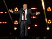 Comediantes stand-up arrecadam risadas e dinheiro para o Teenage Most cancers Belief