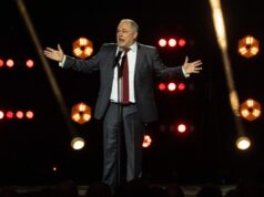 Comediantes stand-up arrecadam risadas e dinheiro para o Teenage Most cancers Belief