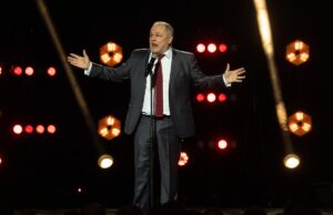 Comediantes stand-up arrecadam risadas e dinheiro para o Teenage Most cancers Belief