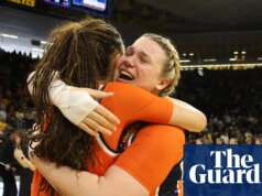 Torneio feminino da NCAA: Kymora Johnson sobe enquanto Virginia choca o número 2 de Iowa em duplo OT