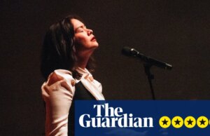 Crítica de Mitski – o pop encontra a arte performática em um espetáculo magistral