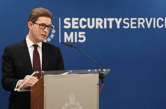 Agência de espionagem do Reino Unido pagará indenização a mulher abusada por agente neonazista