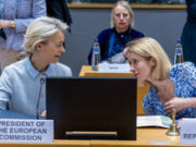 ‘Hitler’ entra em confronto com ‘Zelensky’ pelo controle de cidade francesa