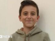 Lágrimas e desafio enquanto família libanesa enterra criança de 11 anos morta em ataque israelense