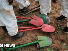 Choque quando dezenas de corpos, a maioria de crianças, são descobertos na vala comum do Quênia