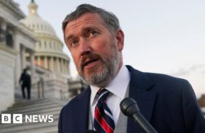 ‘Homens precisam ser percorridos’ após a divulgação dos arquivos de Epstein, disse o congressista dos EUA Massie à BBC