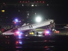Dois pilotos mortos após avião colidir com caminhão de bombeiros no aeroporto de LaGuardia