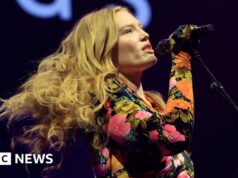 Freya Ridings sobre a compra de uma passagem de avião e a recuperação de sua carreira: ‘Eu me senti como uma estudante travessa’