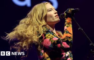 Freya Ridings sobre a compra de uma passagem de avião e a recuperação de sua carreira: ‘Eu me senti como uma estudante travessa’
