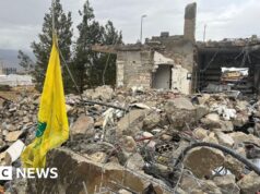 BBC visita o rescaldo do ataque israelense ao Líbano que matou uma família enquanto as FDI atacam o Hezbollah